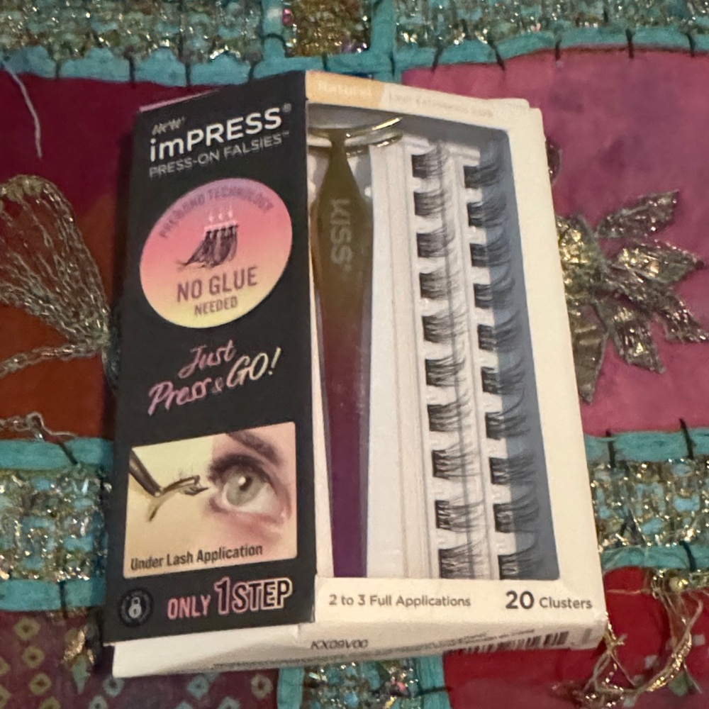 Kiss Black Press-On Cluster Lashes with Gold Tweezer